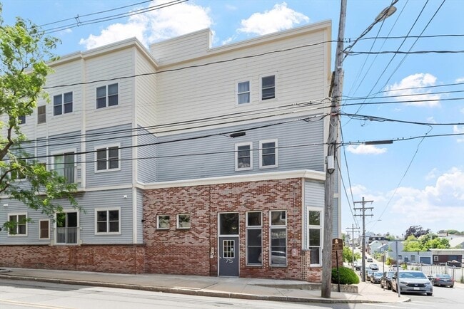 Building Photo - 75 Walnut St Unit 302