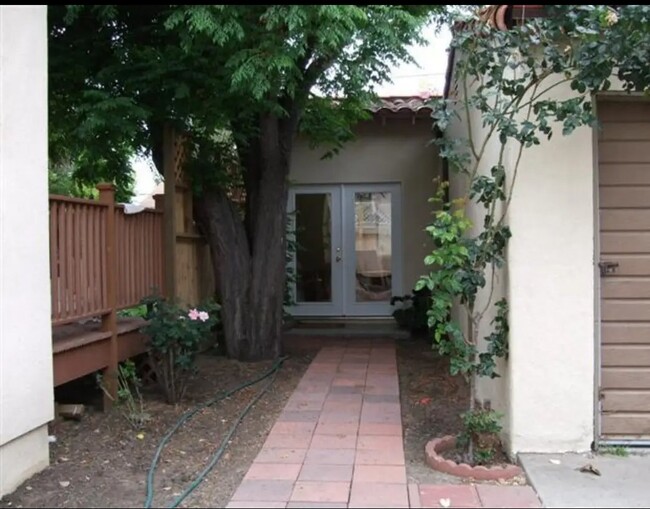 View of Guest House's front door - 909 N Evergreen St House