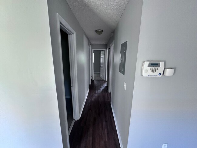 Photo - ** TWO WEEKS FREE** Roomy Home with Privac...