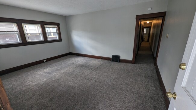 Photo - 759 Erie St S