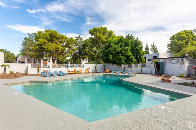 Photo - Nightingale on 25th