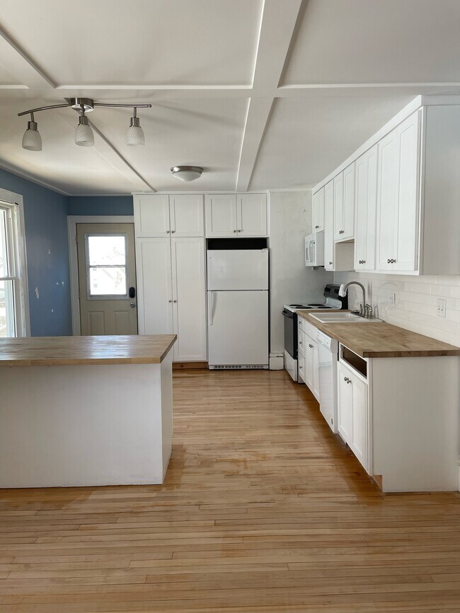 Spacious kitchen - 212 W Prospect St Apartments Unit B