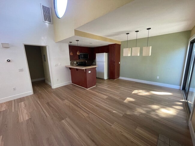 Building Photo - 325 N Melrose Dr Unit 325 N. Melrose Dr.  H