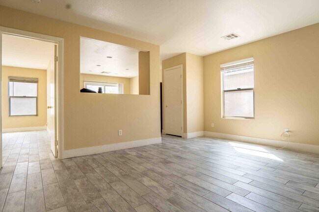 Photo - 5558 Rollins St
