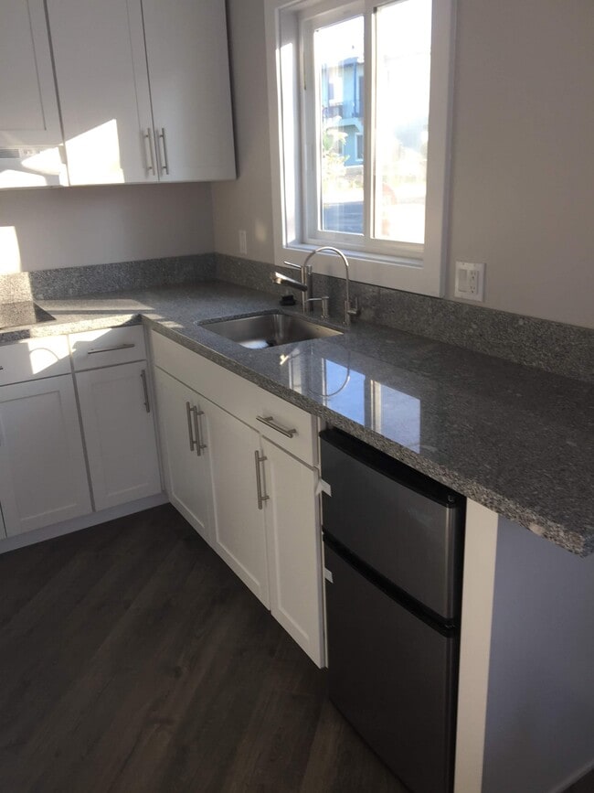 Kitchen - 10941 Charnock Rd Unidad 10943