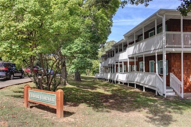 Building Photo - 944 N Storer Ave Unit 4