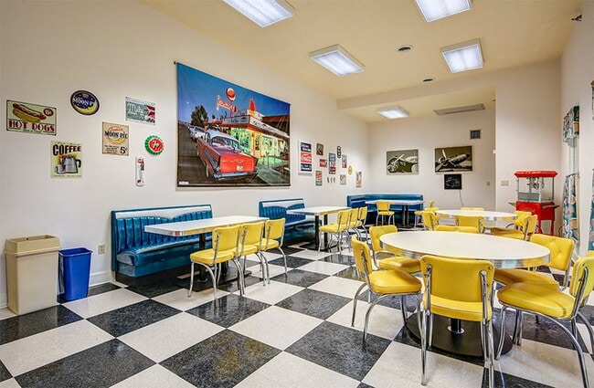 Comedor Clubhouse en Lake Oaks Apartments - Lake Oaks Senior Apartments