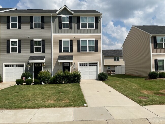 3 bed, 2.5 bath end unit townhome! - 3 bed, 2.5 bath end unit townhome!