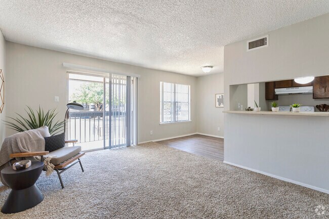 2BR,2BA - 911SF B2 - Living Area - ReNew Hyde Park