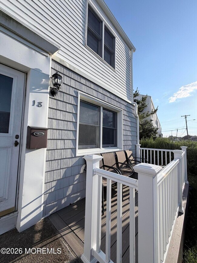 Photo - 18 Howland Ave