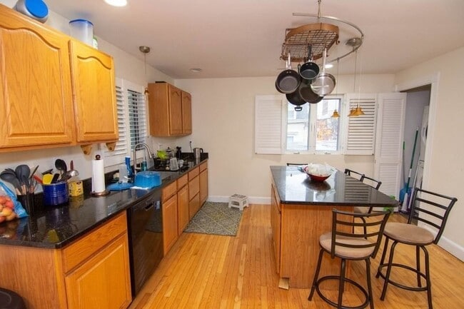 Building Photo - 77 Putnam Ave Unit 1