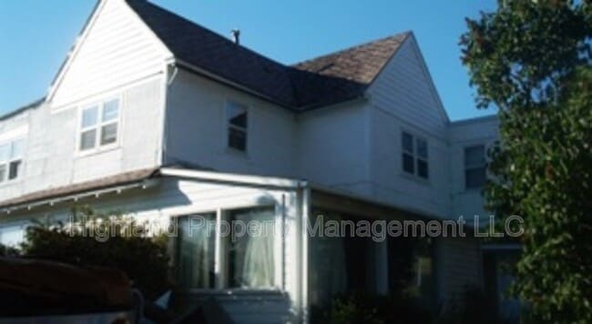 Building Photo - 325 NE Kamiaken St Unit #4