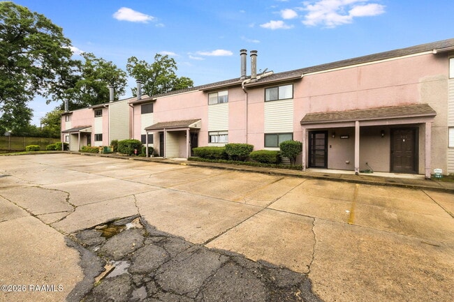 Photo - 110 W Bayou Pkwy
