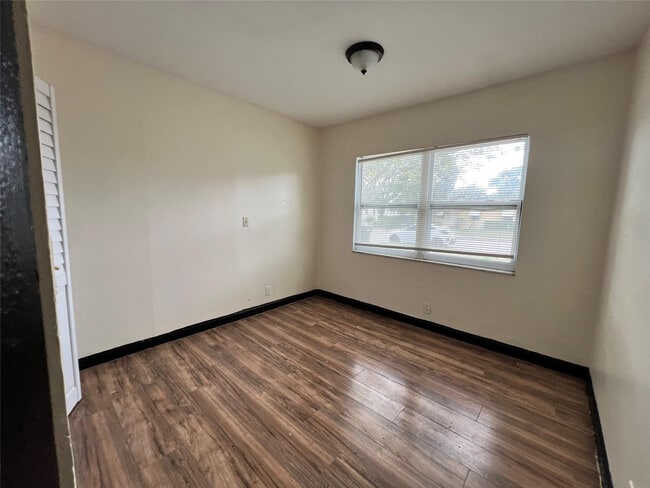 Photo - 347 NW 6th St