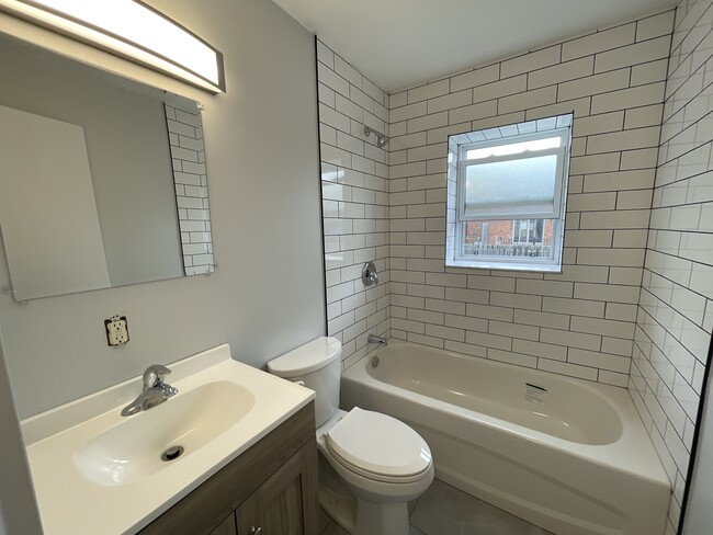 Building Photo - 301 Indian Rd S Unit 5