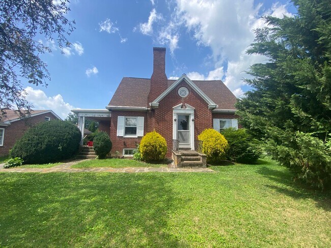 Building Photo - Amazing Cape Cod with 2 BR/ 1.5 BA and Bon... Rental