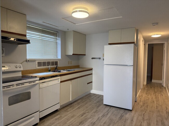 Photo - 11825-11891 91 Ave