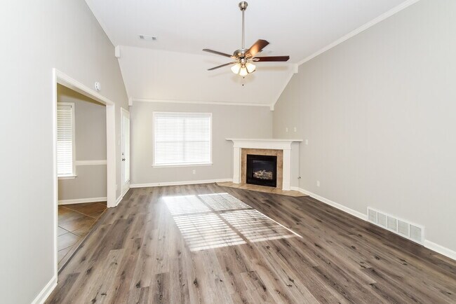 Photo - 1303 Chatman Way