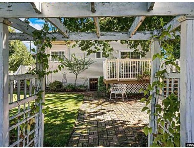 Photo - 1008 Takena St SW