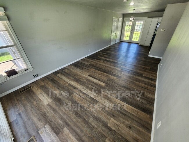 Photo - 1008 E 6th