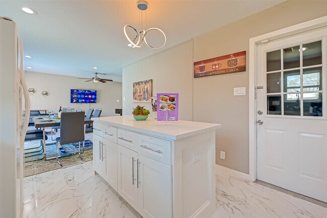 Photo - 5330 Hialeah Dr