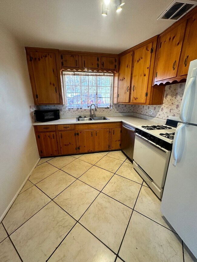 Photo - 4 Bed, 2 Bath House on a Large Corner Lot for Rent (22nd St/Wilmot)