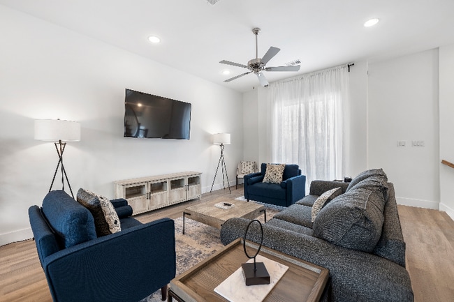 Photo - 639 W 16th St