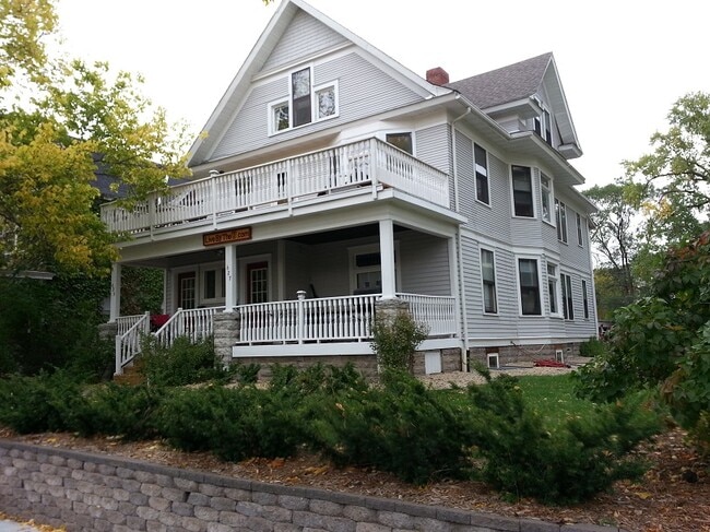 Building Photo - 627 Ontario St SE Unit Lower