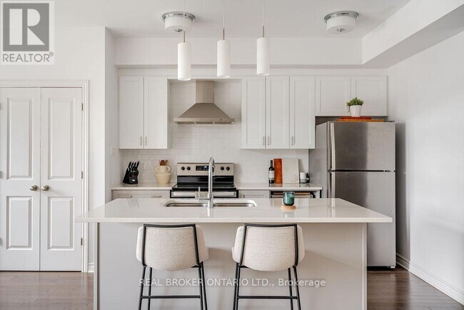 Photo - 590 Compass St