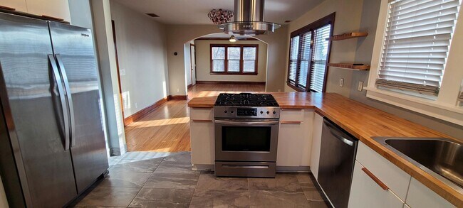 Photo - Charming 2 bedroom, 1 bathroom upper-level duplex in Saint Paul Unit 1