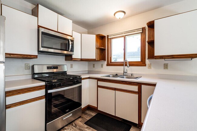 Photo - 1502-1504 S 101st St