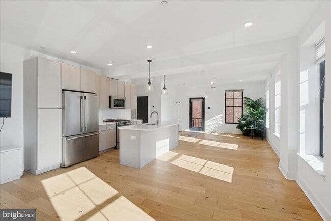 Photo - 2141 E Hagert St Unit B