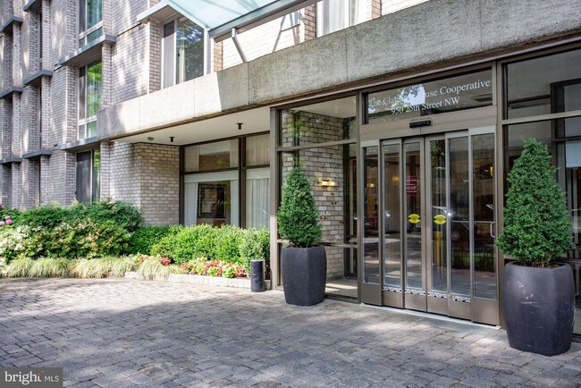 Building Photo - 940 25th St NW Unit 501S Rental