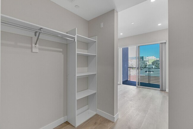 Photo - 825 Coronado-Building