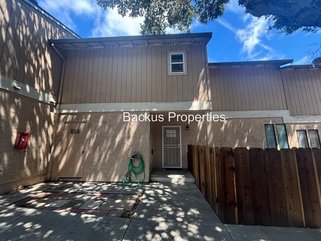 Building Photo - Updated three-bedroom unit in North Salinas Rental