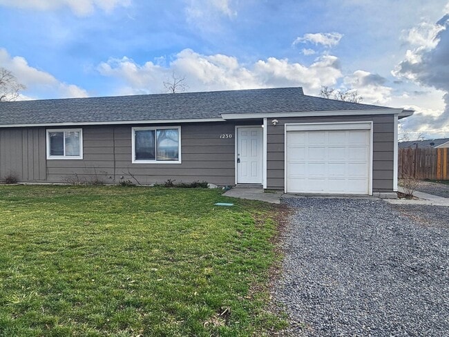 Building Photo - Duplex