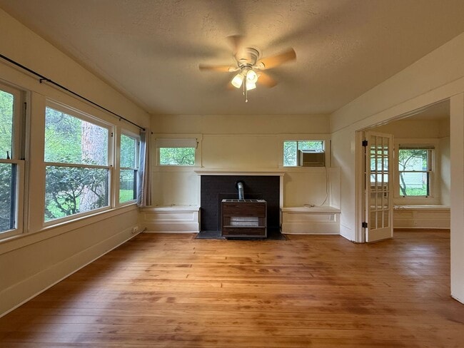 Photo - Charming, One bedroom duplex in Prime Ashland location | Available Now! Unidad 109 Fourth St
