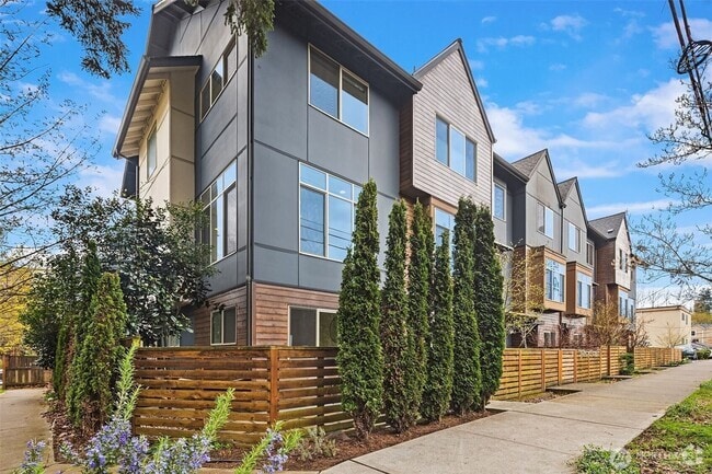 Building Photo - 3bd/2.25Ba Seattle Townhouse