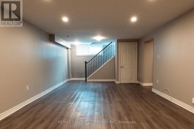 Photo - 8 Salmond Ct