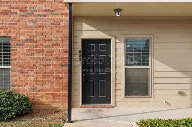 Building Photo - 10001 Amber Cir