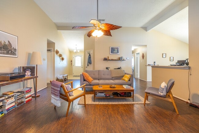 Photo - 421 Indianmeadow Dr