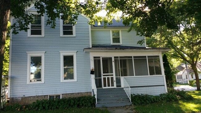 Building Photo - FABULOUS!!! BARRINGTON Downtown location Rental