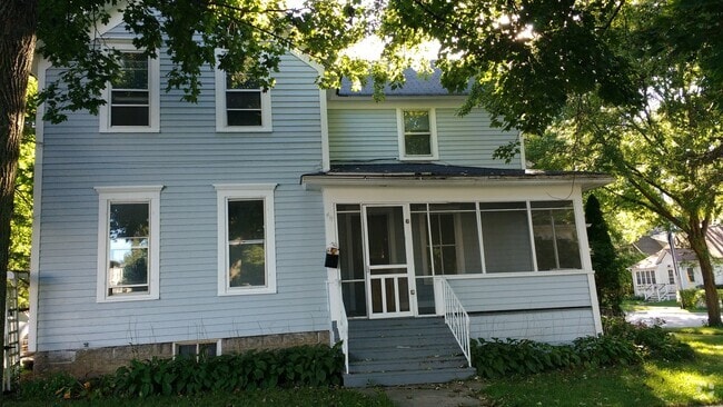 Building Photo - FABULOUS!!! BARRINGTON Downtown location Rental