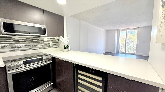 Photo - 16950 W Dixie Hwy Unit 330