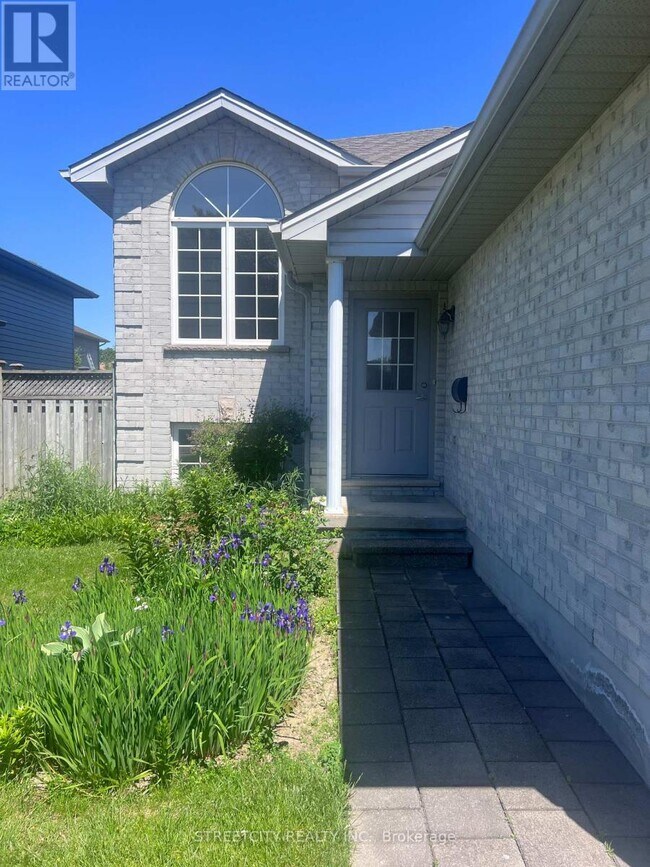 Photo - 472 Talltree Crescent