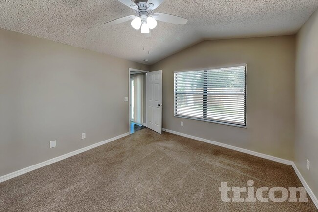 Photo - 947 Sandywood Dr
