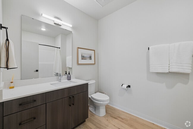 2BR, 2BA - 950SF - Bathroom
