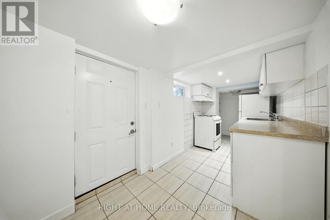 Photo - 169 Lawrence Ave W Unité Bsmt