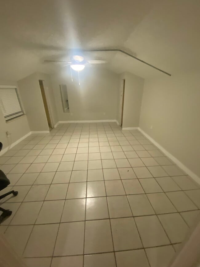 Building Photo - 1325 Drew St Unit upstairs