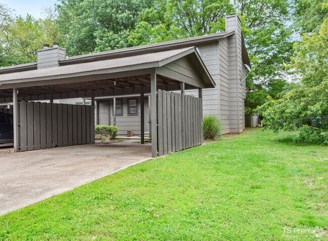 Building Photo - 3 Bedroom Townhome in East Fayetteville